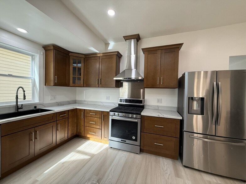 Building Photo - 1921 Harmon St