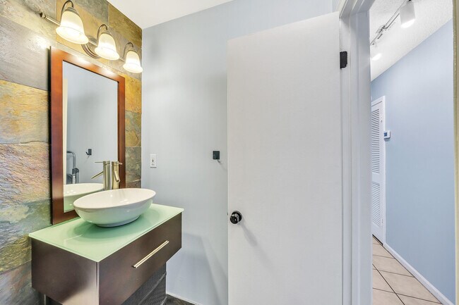 Building Photo - 130 Cypress Club Dr