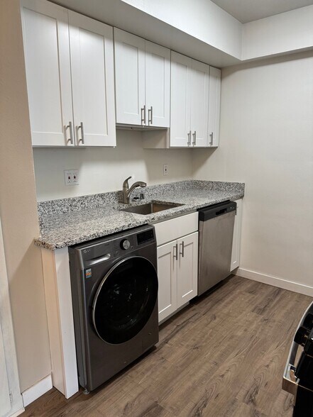 Building Photo - 2260 N Summit Ave