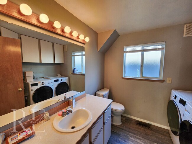 Building Photo - Inviting Vaulted 2-Story
