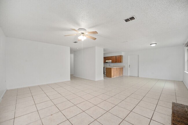 Building Photo - Spacious 3-Bedroom Home with Fireplace, Split Floor Plan & Screened Lanai in Southeast Ocala!