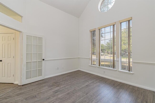 Building Photo - 30611 Country Meadows Dr