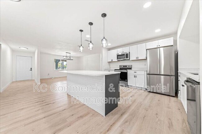 Building Photo - 484 Greenway Ave