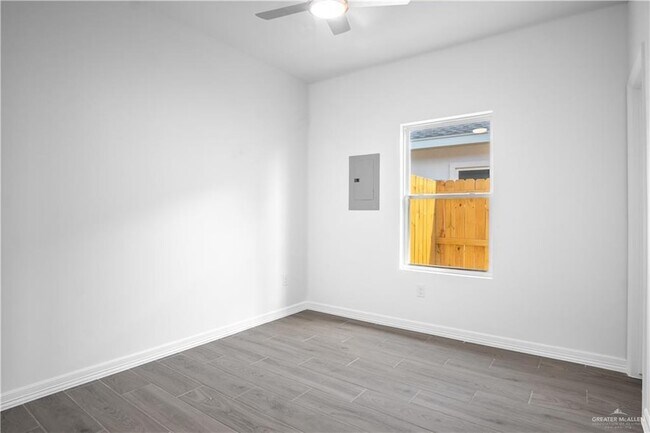 Building Photo - 608 N Onyx Ave