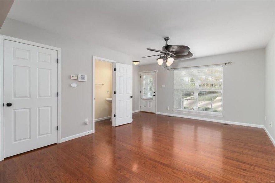 family room - 256 Countryshire Dr