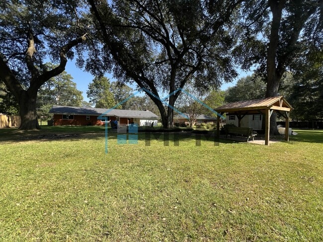 Building Photo - 616 Lakeshore Dr