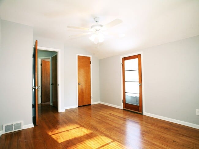 Building Photo - 4 Bedroom - 1.5 Bath Colonial available fo...