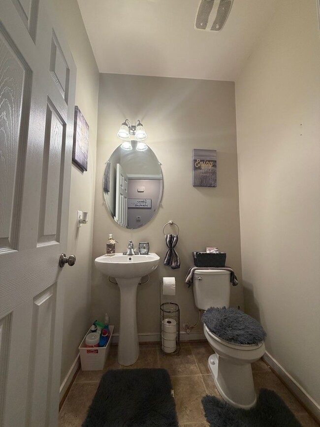 Building Photo - 3 Bdrm/2.5 Bth Home Located Close to I-95