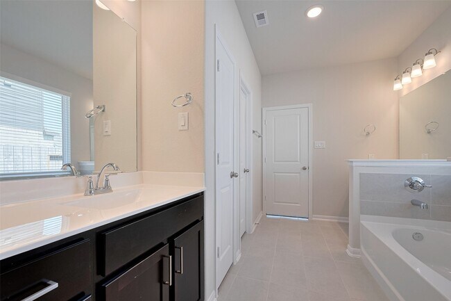 Building Photo - 2405 Seamist Cv Ln