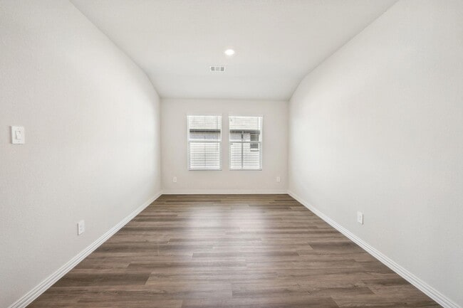 Building Photo - 2203 Gustavus Dr