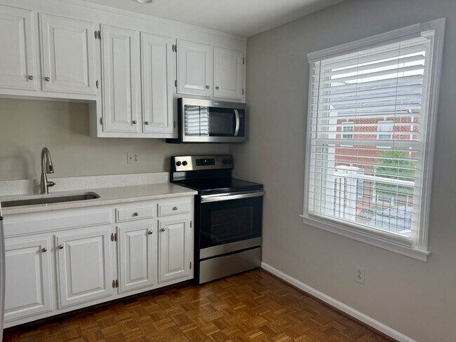 Building Photo - 2-bedroom, 2.5-bathroom home located in th...