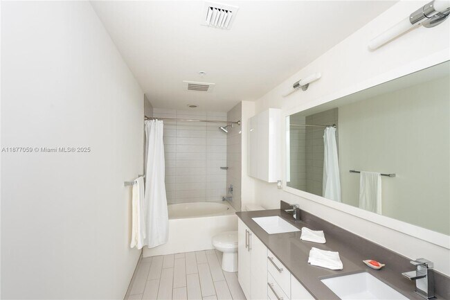 Building Photo - 999 SW 1st Ave