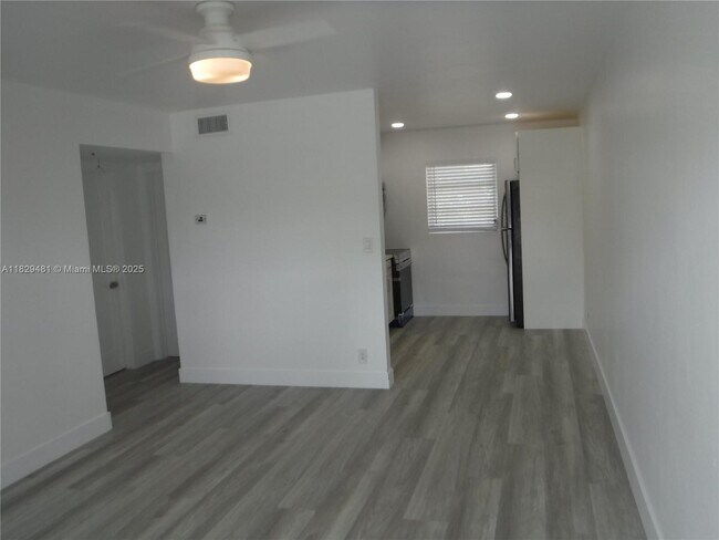 Building Photo - 1045 NE 39th Dr
