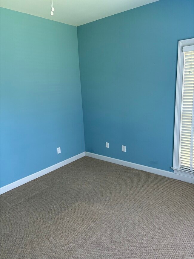 Building Photo - 279 Sandstone Rd