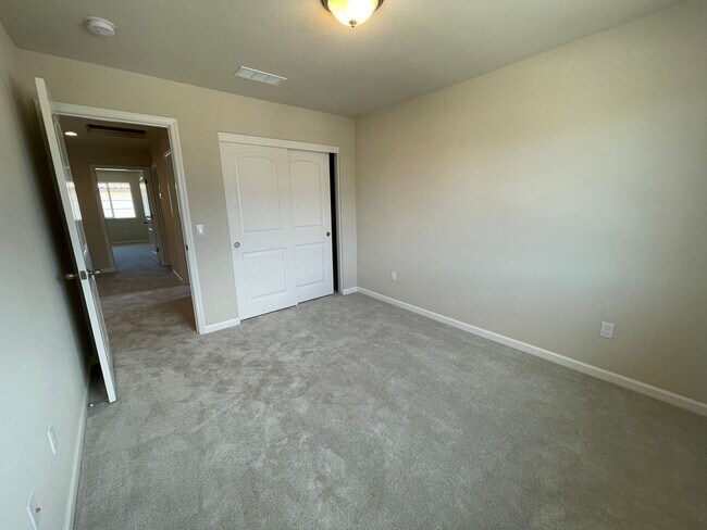 Building Photo - Newer Florsheim Home