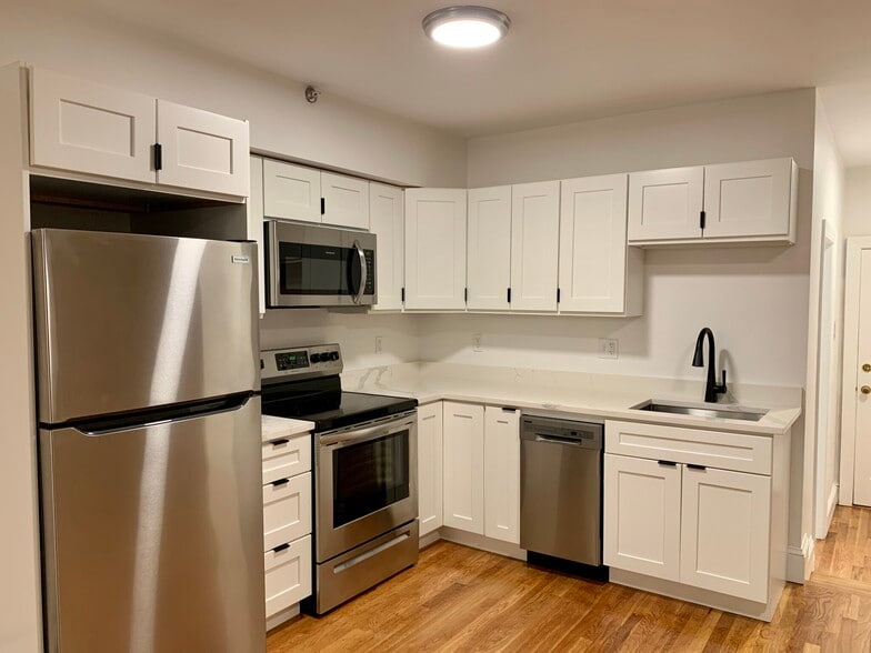 Building Photo - 138 Beacon St