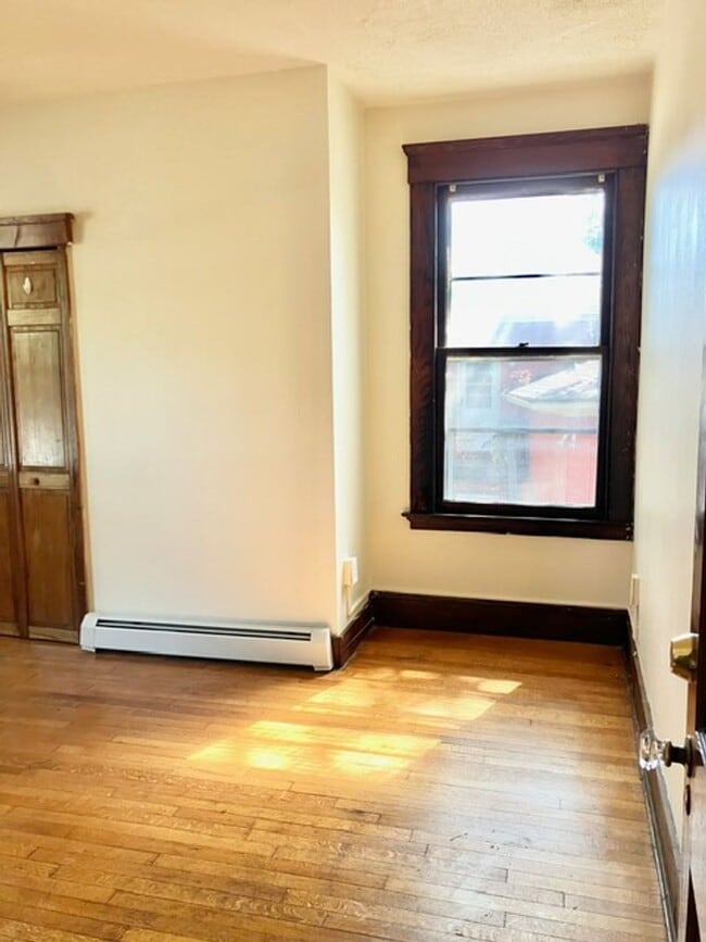 Building Photo - College Rental