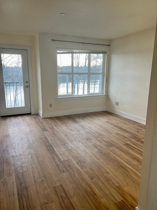 Building Photo - Townhome in Bremerton with beautiful view.