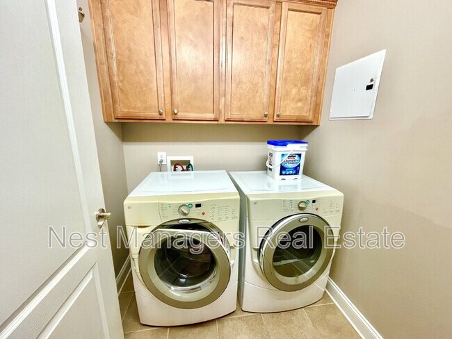 Building Photo - 1922 Harcourt Cir