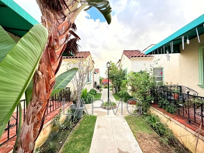 Building Photo - 2751 Pomeroy Ave