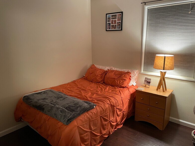 Building Photo - 1508 E Swan Cir