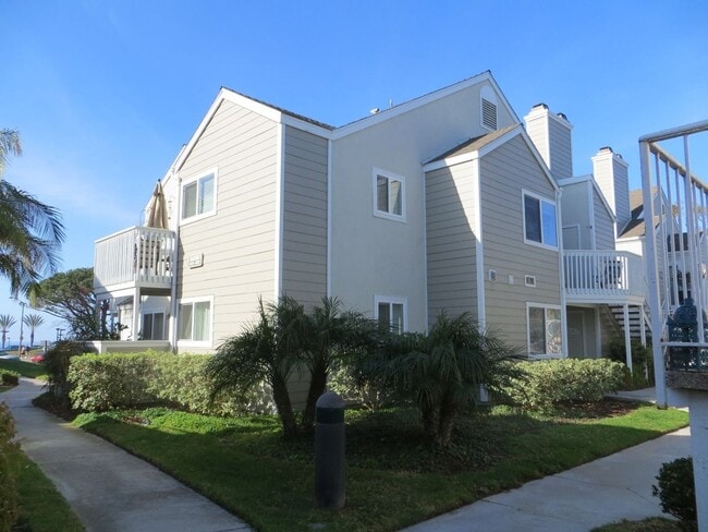 Building Photo - Ocean Views, Fully Remodeled Kitchen,Iconi...