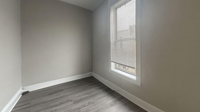 Building Photo - Renovated Three Bedroom w/ New Flooring throughout in Southwest