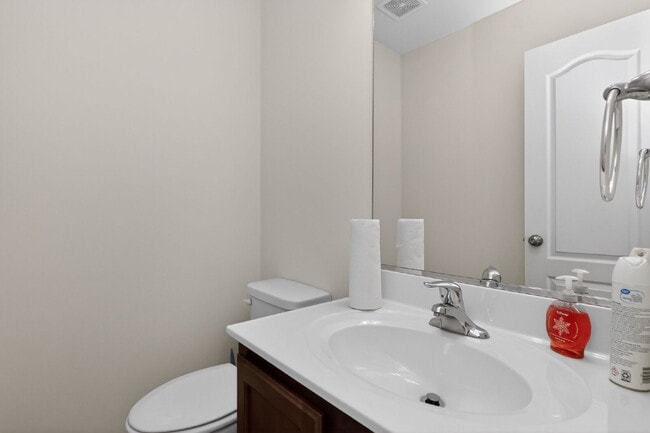 Building Photo - Welcome to a gorgeous end unit townhouse, located in the Heather Hills community.