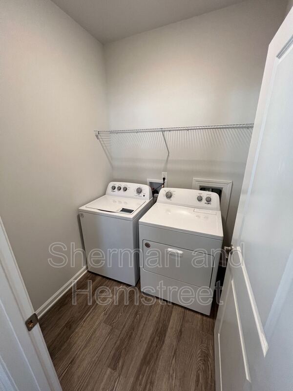 Building Photo - 2040 Lotus Dr