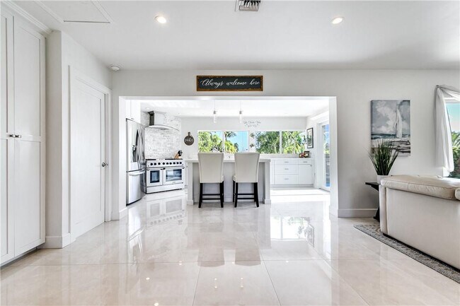 Building Photo - 2948 NE 35th Ct