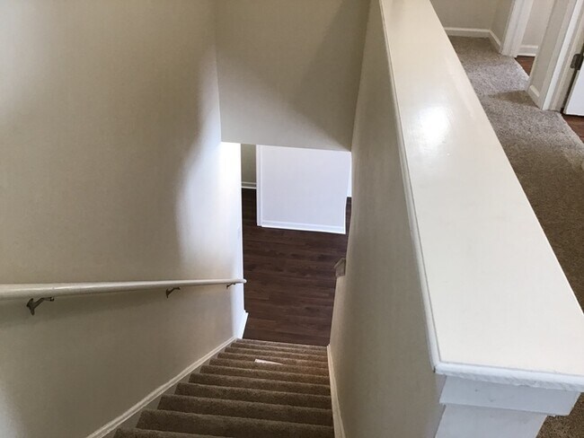 Building Photo - 4 bed 2.5 in Greenwood with HUGE fenced in...