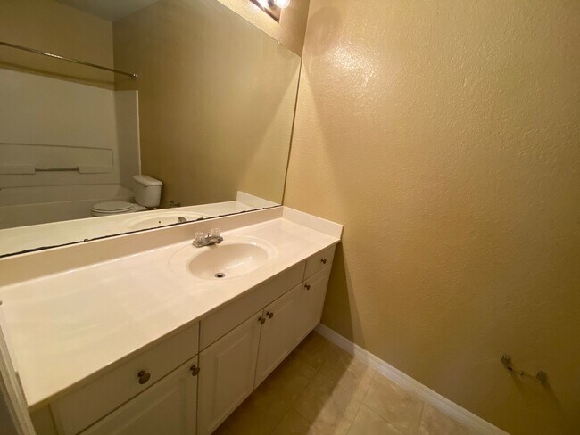 Building Photo - 1014 Hemingway Cir