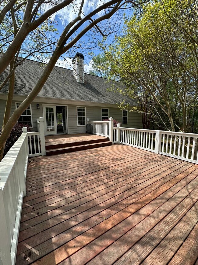 Building Photo - Move-In ready 3-bedroom 2-bathroom house on the Eastside