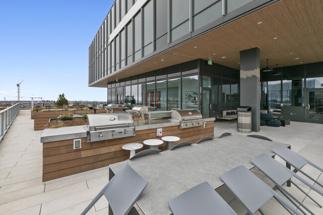 Building Photo - Nexus Condominium - 1 bedroom + den
