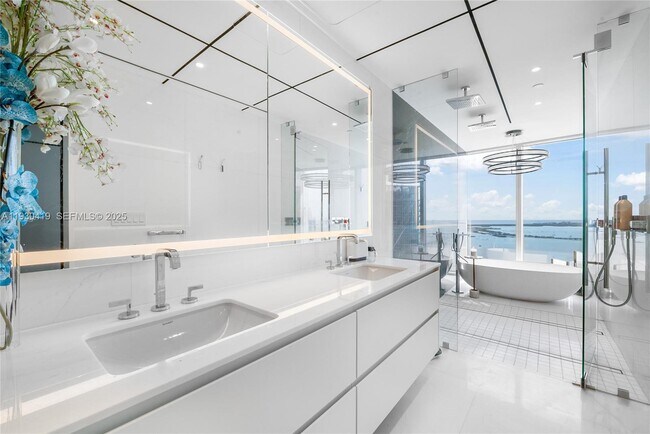 Building Photo - 300 Biscayne Blvd Way