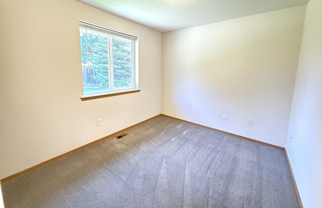 Building Photo - BONUS RENT SPECIAL! 3 Bed on Cul-de-sac wi...