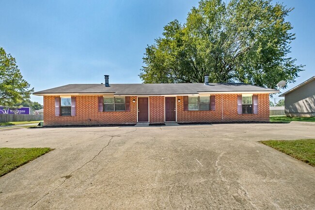 Building Photo - Cozy 2 Bedroom Duplex with Fireplace & Spacious Backyard!