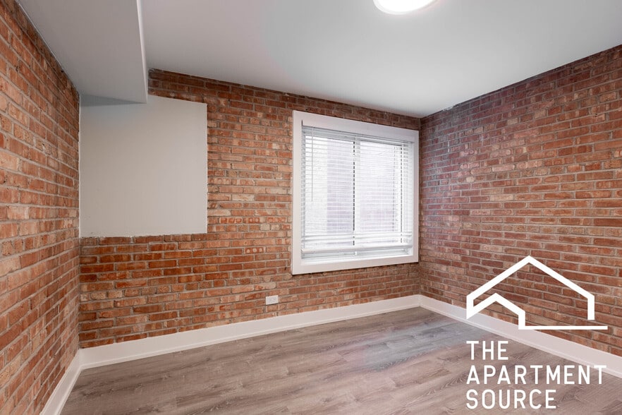 Building Photo - 1214 N La Salle Dr