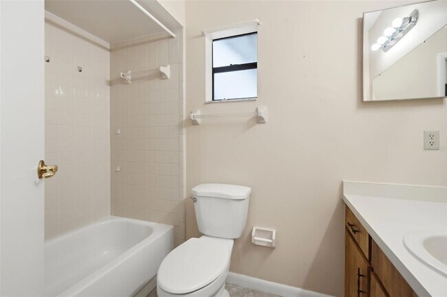 Building Photo - 754 Summerland Dr