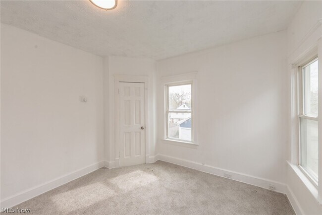 Building Photo - 1519 Ridgewood Ave