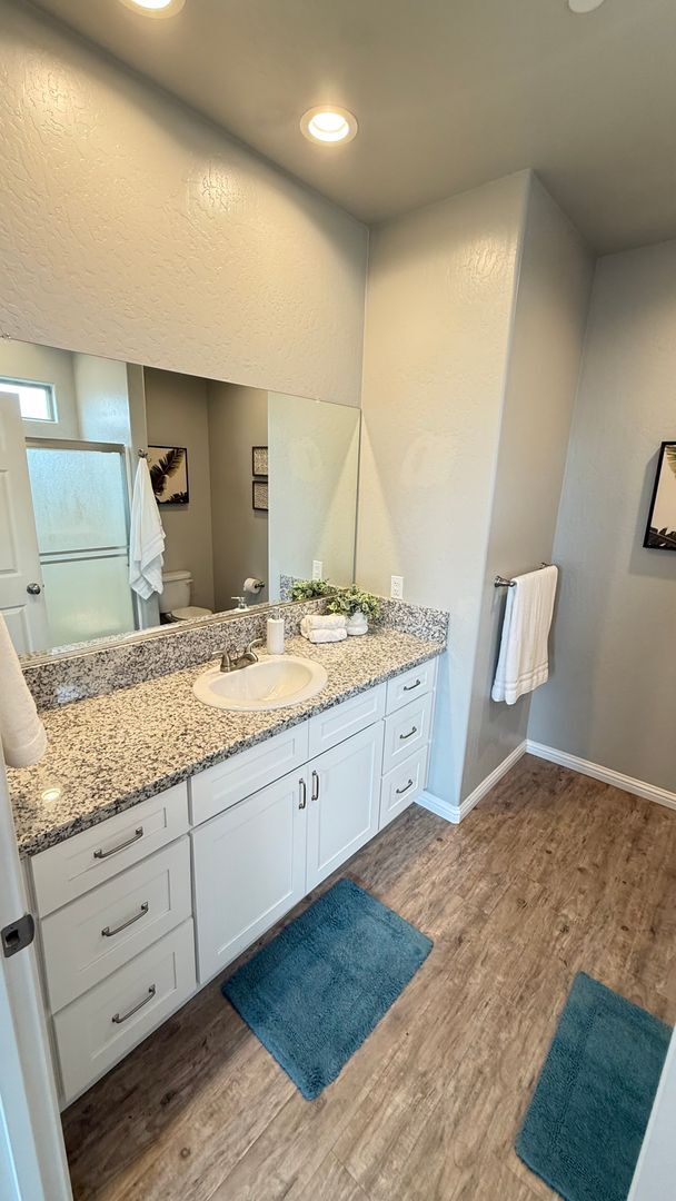 Building Photo - Fully Furnished Short or Long Term Modern Home