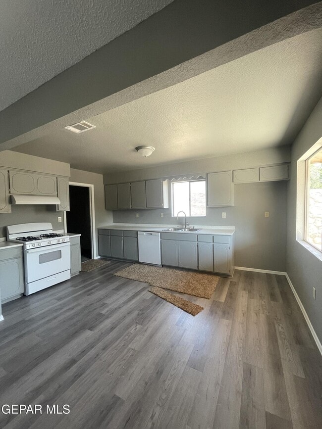 Building Photo - 1716 Dean Martin Dr