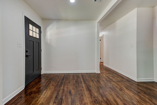 Building Photo - Fully Renovated 4 Bed, 2 Bath Just Minutes from Campus