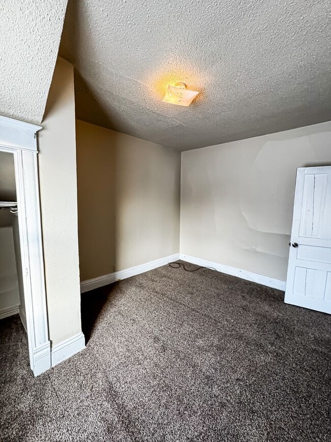 Building Photo - 5 Bed 2 Bath Single Family Home!