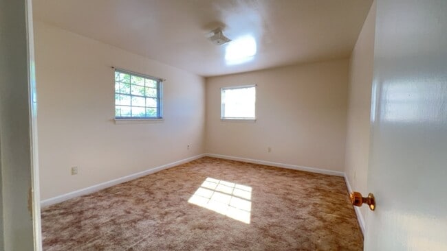 Building Photo - Jeanette Avenue-1041/1043 (Duplex)