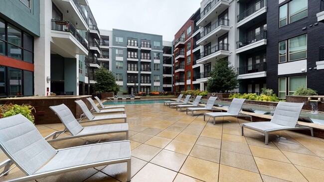 Building Photo - L2 Uptown