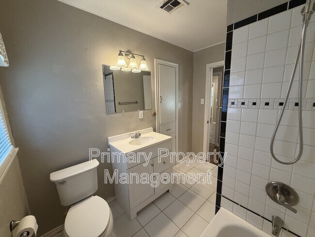 Building Photo - 1722 Mattern Dr