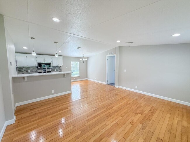 Building Photo - 13708 Palm Dr