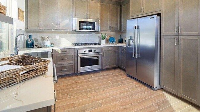 Building Photo - 4 Bedroom TownHome in the Skyline Community