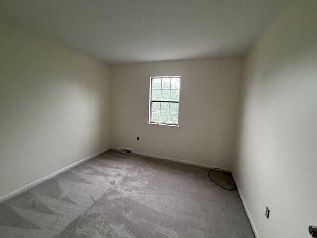 Building Photo - 3 Bedroom Townhouse Wilson School District